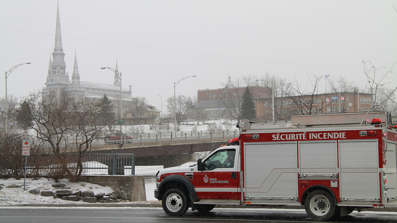 Une femme s'aventure sur les glaces hostiles de la rivière Chaudière