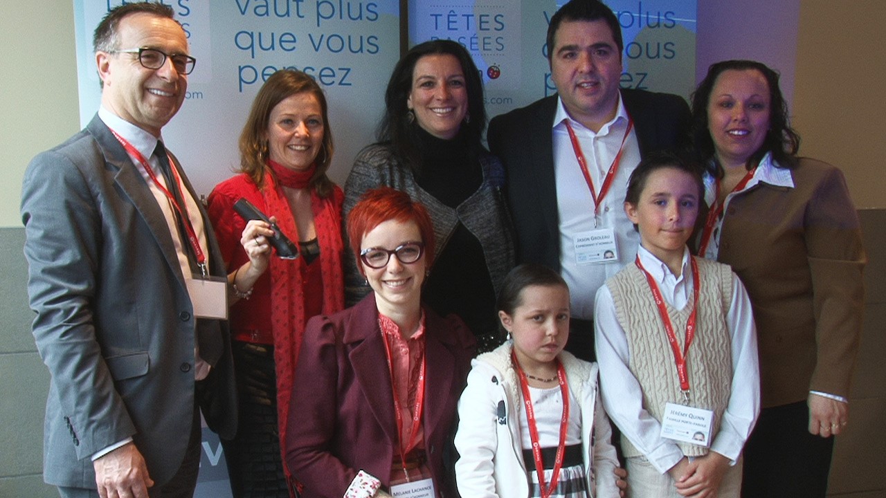 De gauche à droite: Martial Drouin (Carrefour Saint-Georges), Anne-Marie Rodrigue (IGA Rodrigue et Filles/ IGA Rodrigue et Groleau), Nathalie Matte (Leucan région Québec), Jason Groleau (IGA Rodrigue et Groleau). En bas: Mélanie Lachance (Fée Orange) et Emmy Quinn, atteinte du cancer, en compagnie de son frère et sa mère.