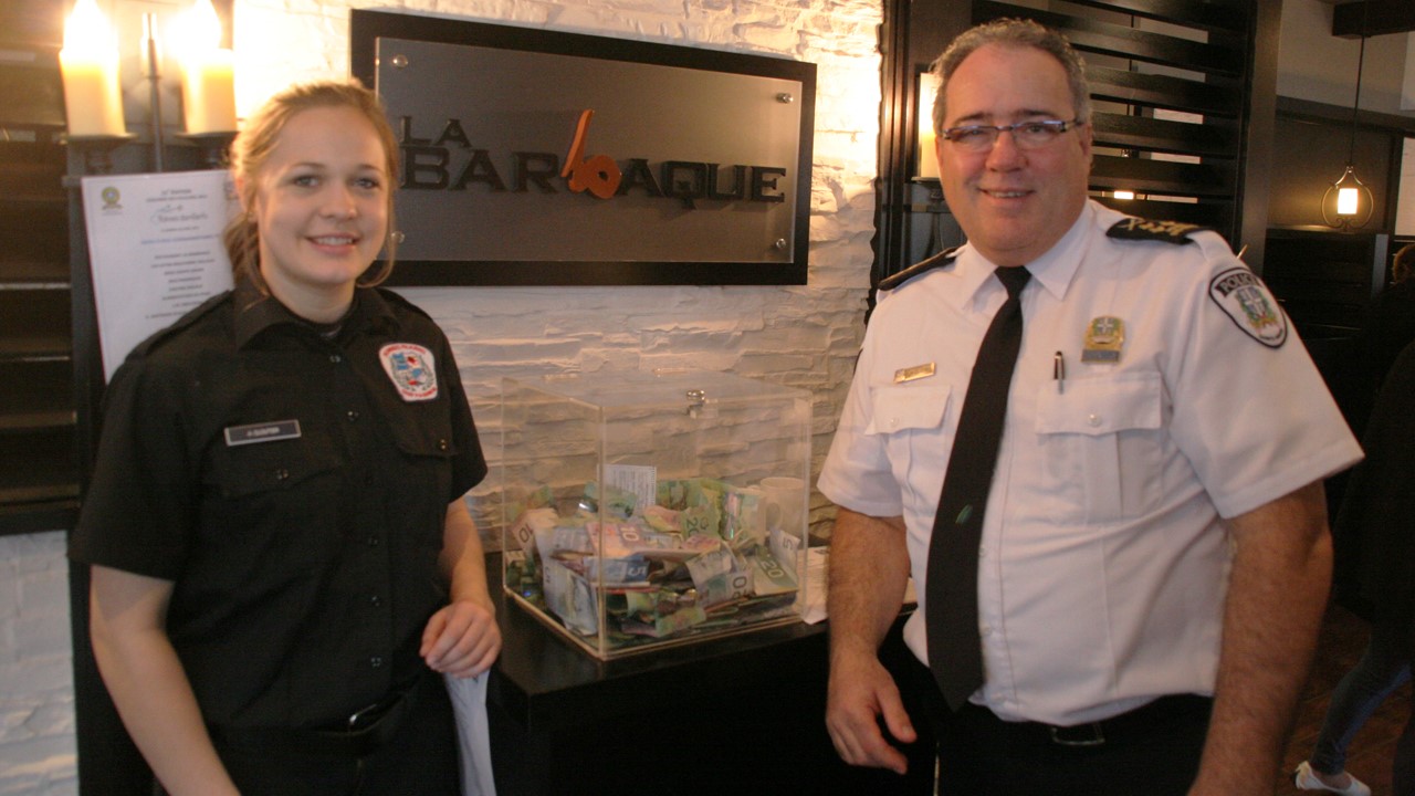 Guy Cliche, directeur du service de police de Sainte-Marie et son équipe accueillaient et servaient les déjeuners en plus de les préparer.