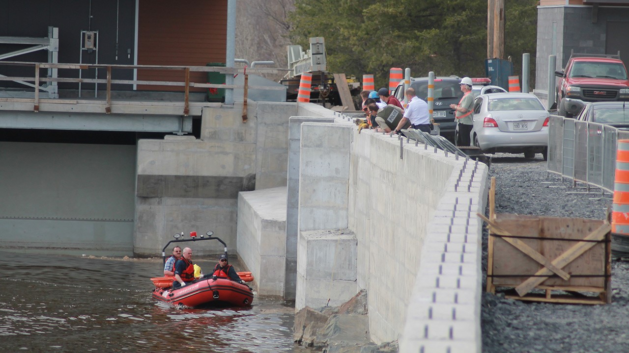Ce sont donc les employés qui l'ont ramené vers la rive Est du barrage.