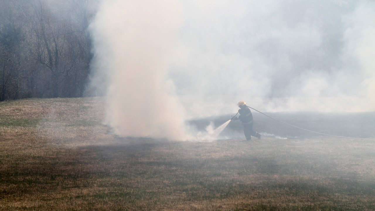 Ce feu survenu à Beauceville vendredi a grandi d'un rayon de 10 pieds à plus de 100 pieds en l'espace de quatre minutes, et ce, malgré l'intervention des pompiers.