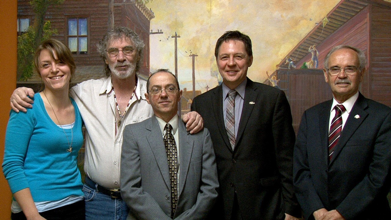De gauche à droite: Sheina Simoneau, Responsable division bibliothèque, culture et vie communautaire à Beauceville, Hugues Nolet-Voyer, artiste, Patrice Simoneau, président de TVCB, Daniel Chaîné, directeur général du CLD Robert-Cliche, Jean-Roch Veilleux, préfet de la MRC Robert-Cliche.