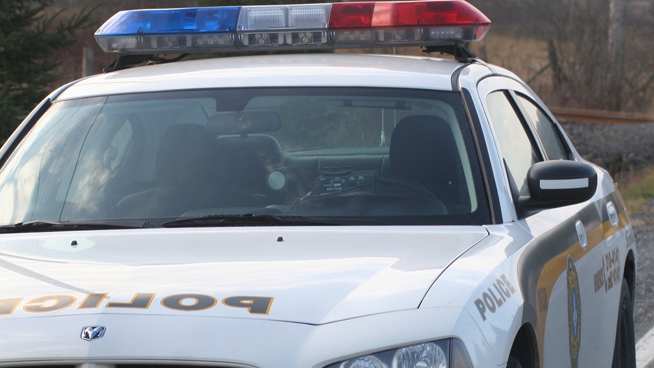 La police a rattrapé un suspect dans les bois.