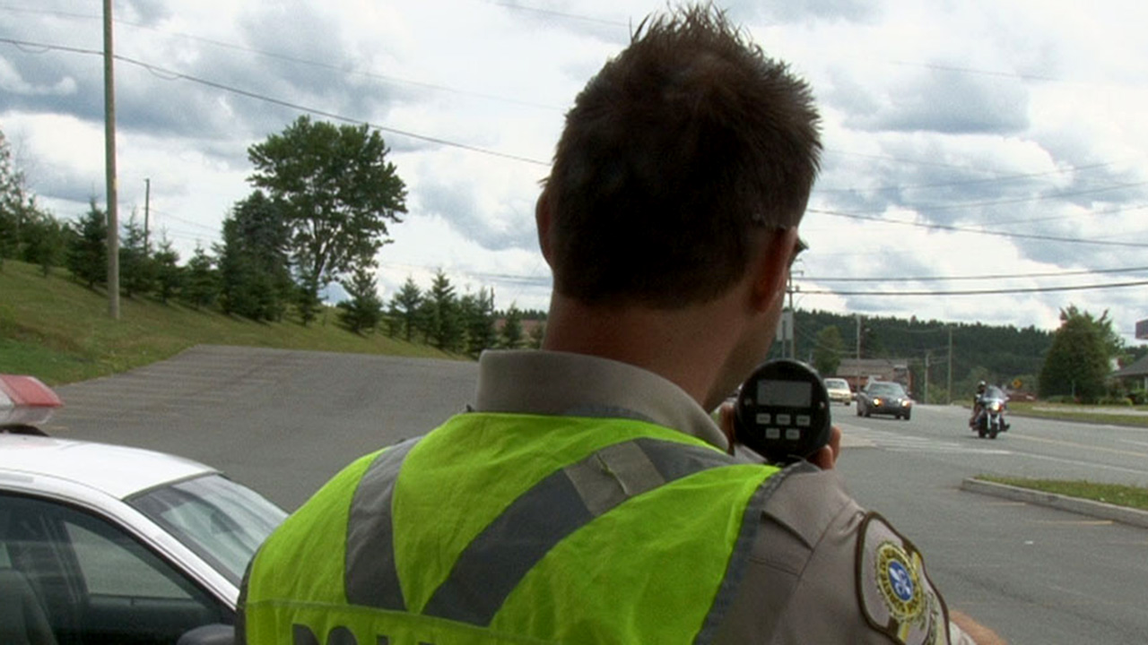 Les policiers sur la route lors du long congé de la Fête nationale