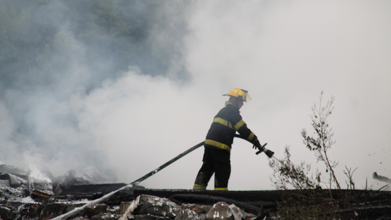 Les pompiers étaient toujours sur le site peu après 10 h.