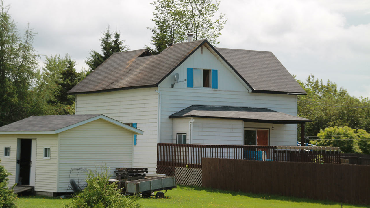 La demeure se situe près de la 39e Rue et de la 1re Avenue ouest à Saint-Georges.