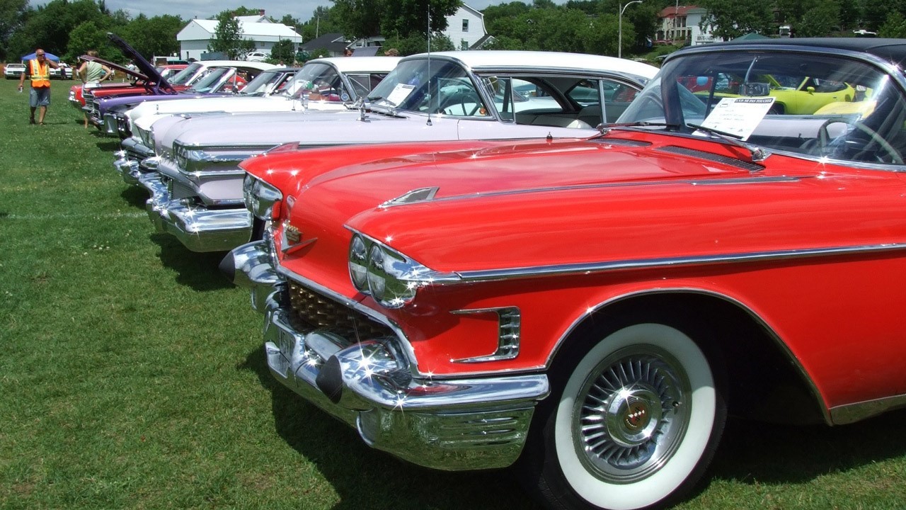 Exposition de véhicules sport et antiques à Saint-Joseph