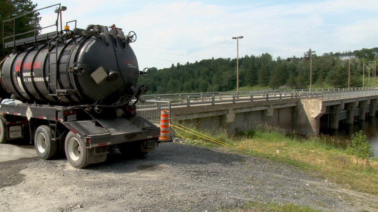 Le carburant extrait de la rivière est réacheminé aux citernes de Véolia.