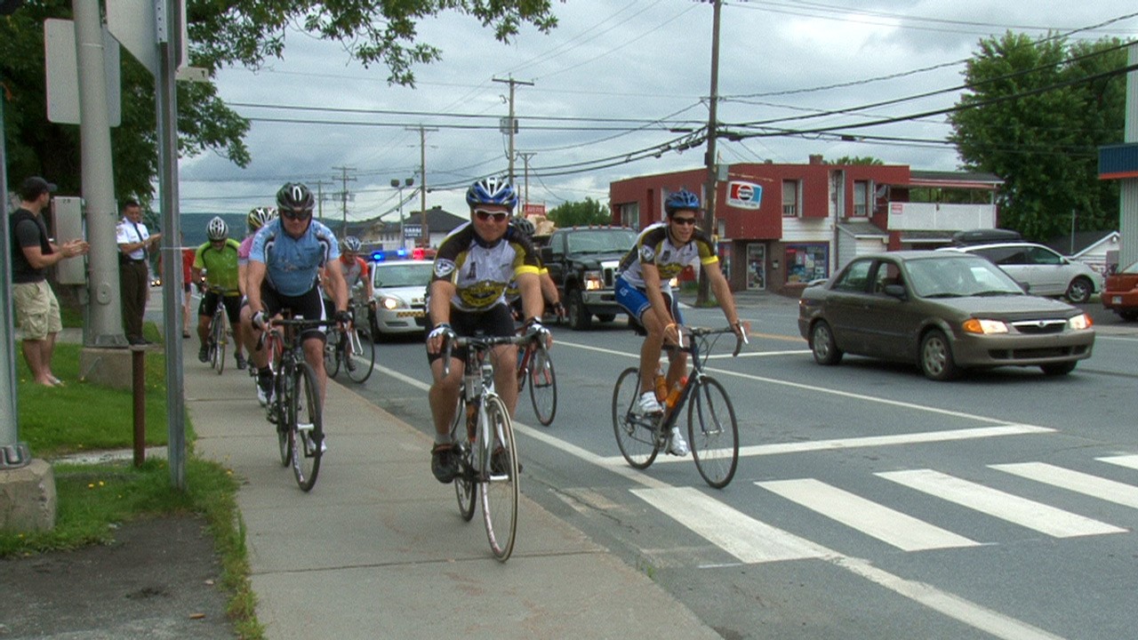 Des policiers posent un geste de solidarité envers leurs collègues et les sinistrés de Lac-Mégantic