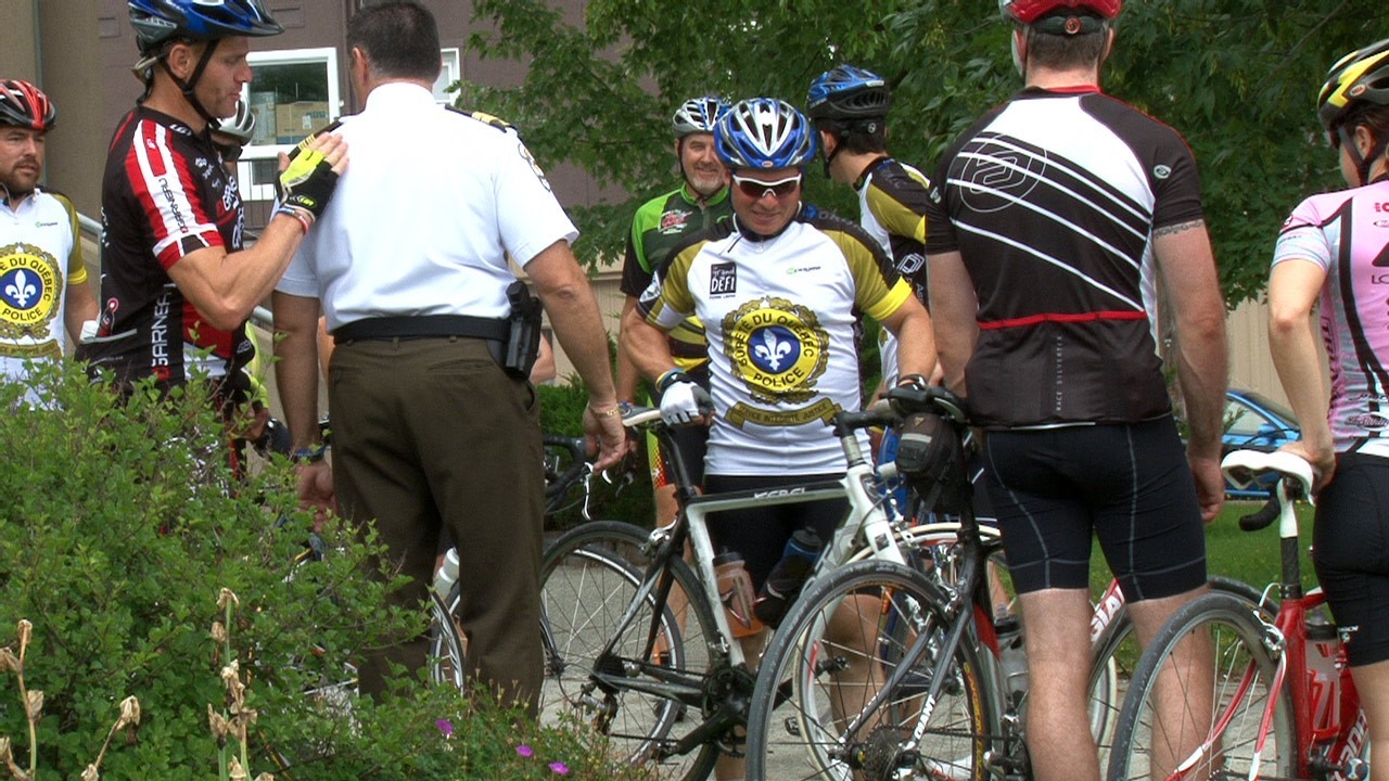 Près d'une dizaine de policiers et civils de la Sûreté du Québec ont enfourché leur vélo à Percé en direction de Lac-Mégantic, en compagnie du Beauceron Eric Boucher. Ce dernier est actuellement enquêteur pour la SQ à Chandler.