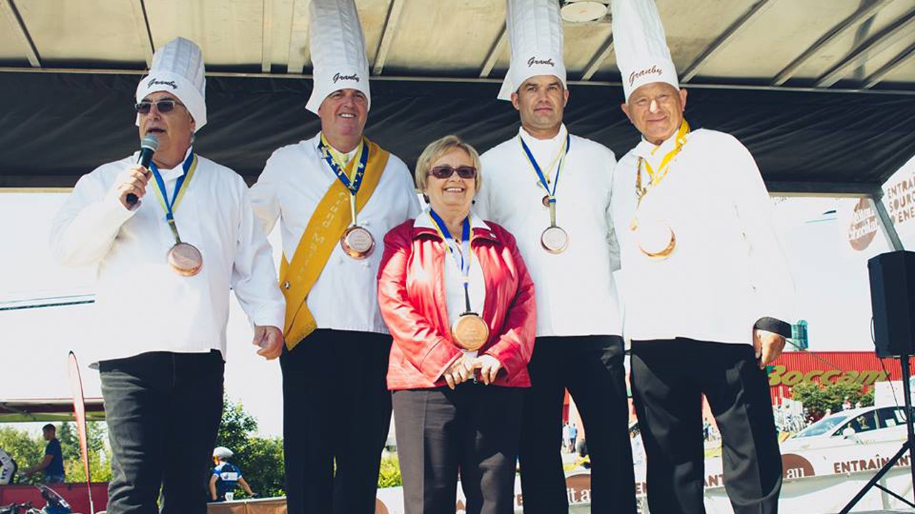 La mairesse de Lac-Mégantic Colette Roy-Laroche s’est vu décerner aujourd'hui le titre de chevalier d’honneur de la Confrérie de l’omelette géante de Granby. Crédit photo: CMF photographie