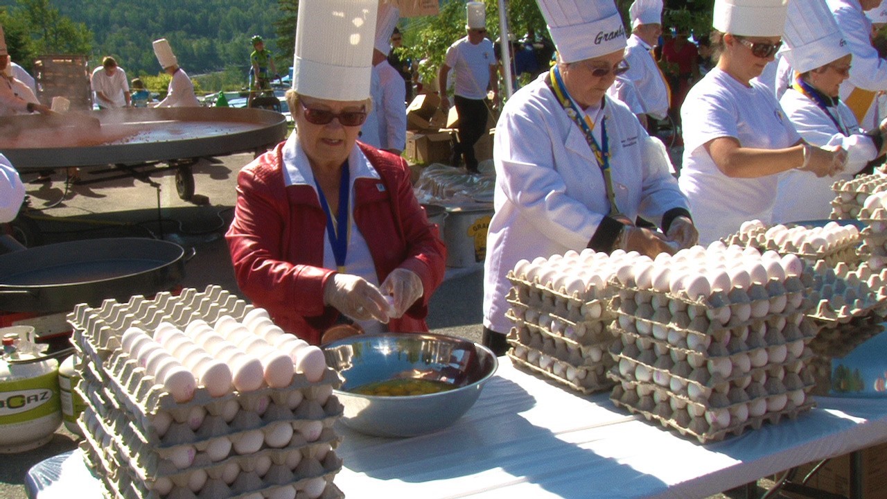 Colette Roy-Laroche, membre de la Confrérie de l’omelette géante de Granby