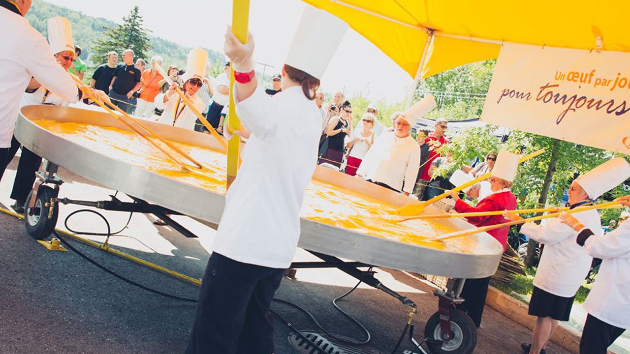 Les 15 000 œufs nécessaires à la confection de l'omelette ont été fournis par la Fédération des Producteurs d’œufs de consommation du Québec. Crédit photo: CMF photographie