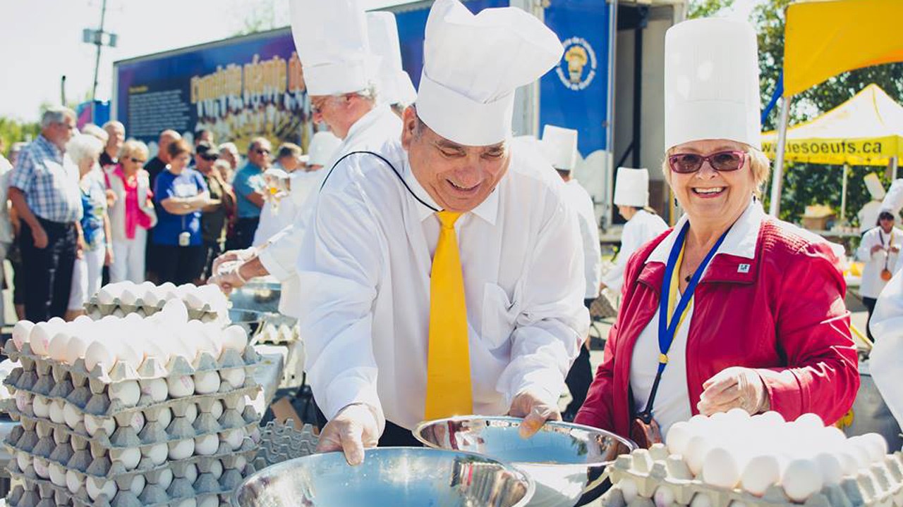Colette Roy-Laroche, membre de la Confrérie de l’omelette géante de Granby