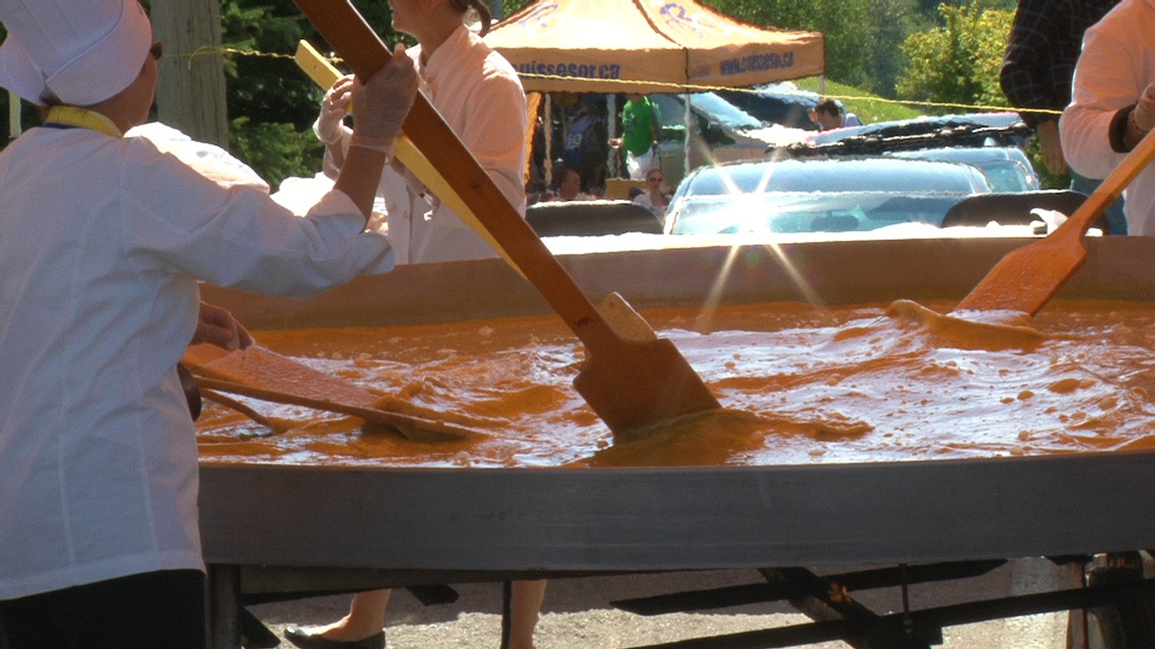 Colette Roy-Laroche, membre de la Confrérie de l’omelette géante de Granby