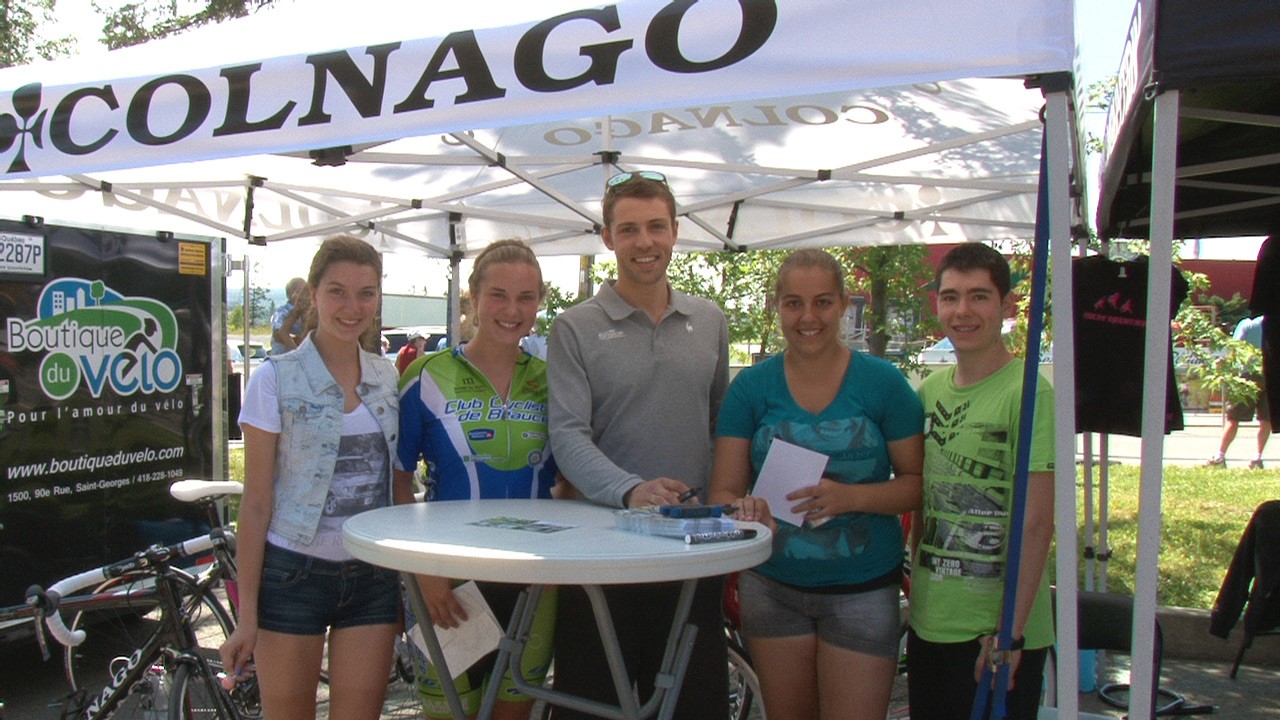 Le cycliste David Veilleux est venu signer des autographes ce dimanche aux « Championnats québécois sur route Espoirs ».