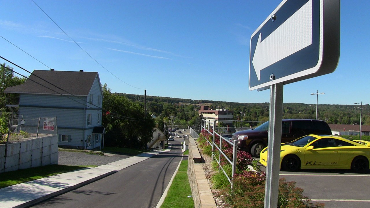 La 113e Rue, entre la 1re et la 2e Avenue, est maintenant une rue à sens unique.