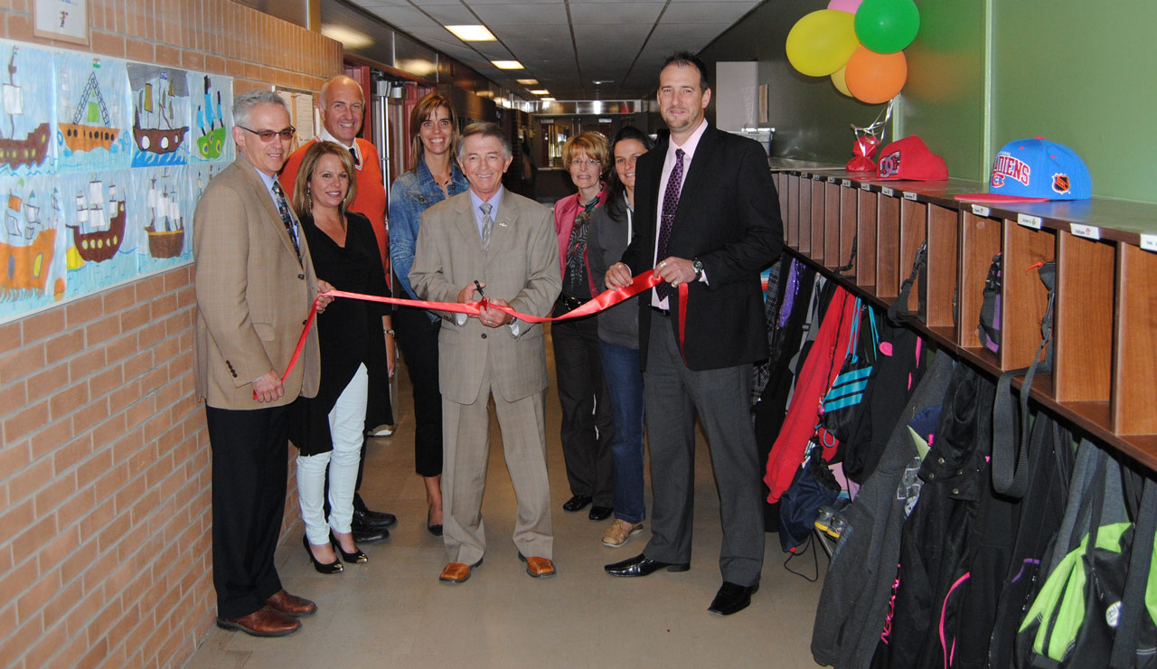 L’école des Appalaches inaugure les travaux qui ont été réalisés au cours de l’été pour adapter l’immeuble à ses nouvelles fonctions. Le président de la Commission scolaire, M. Charles-Henri Lecours, coupe le ruban pour inaugurer l'événement.