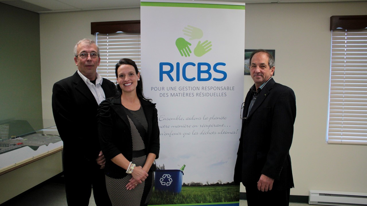 De gauche à droite: Roger Turcotte, directeur général de la RICBS, Audrey Paquet, agente aux communications, ainsi que Lionel Bisson, président de la RICBS, lors du dévoilement de la nouvelle image de l'organisme.