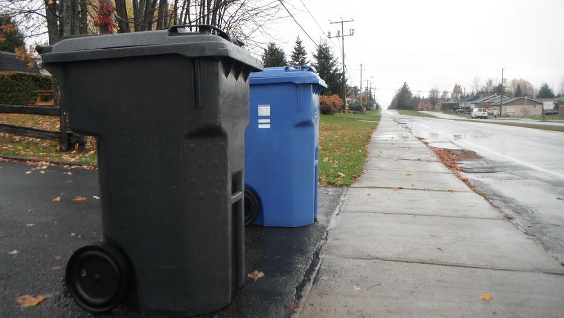 Du mois d'octobre à avril, il y a alternance entre la cueillette des ordures et du recyclage