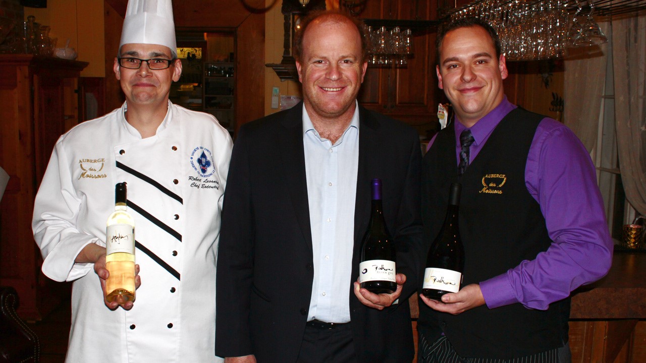 De gauche à droite : Robert Lessard, Chef cuisinier à l’Auberge des Moissons, Sven Bruchfeld, propriétaire de Polkura, ainsi que Tomy Malenfant, sommelier à l’Auberge des Moissons.