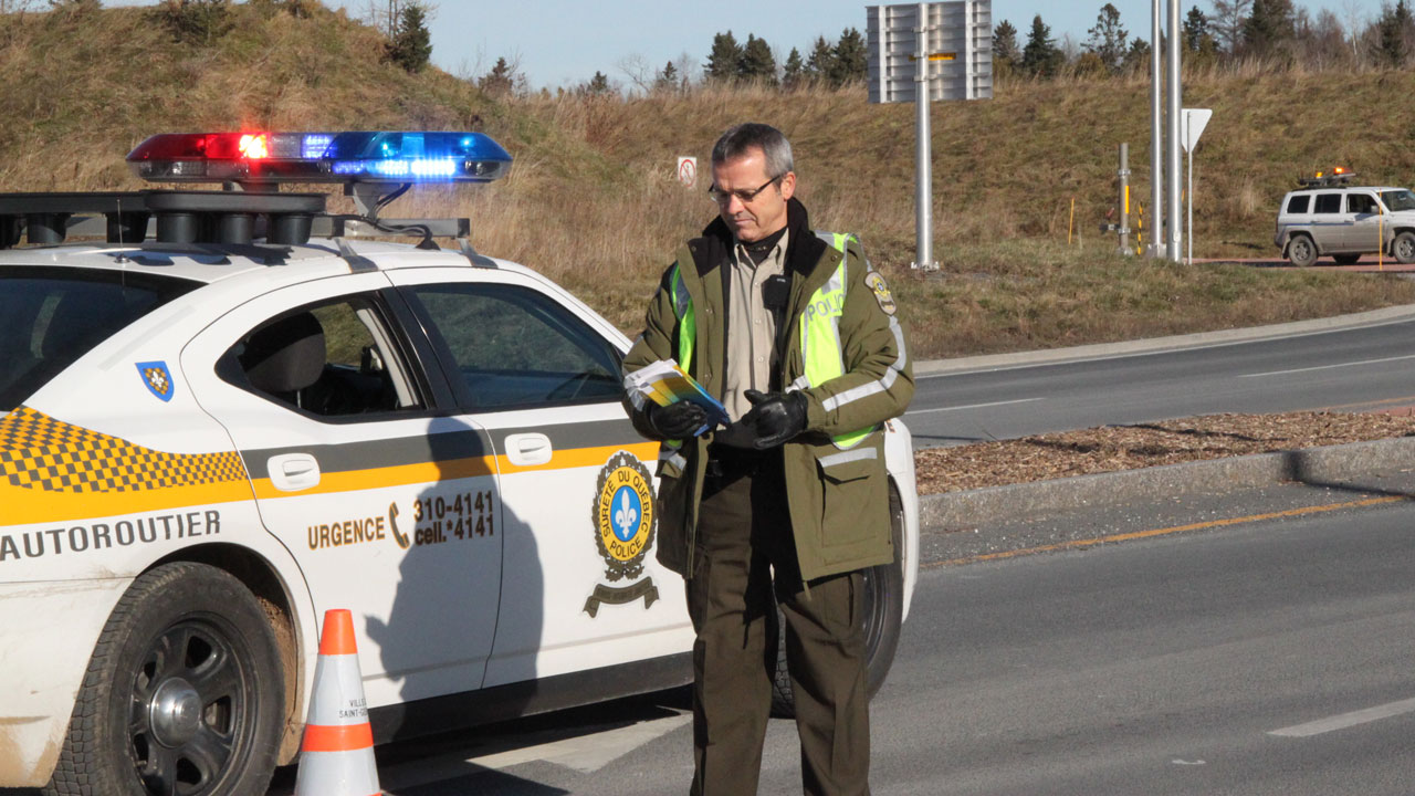 Les policiers remettent à chaque conducteur un dépliant qui explique le fonctionnement d’un carrefour giratoire afin d’éviter d’éventuel accident.