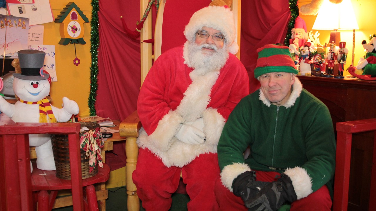 Noël bat son plein au parc Eloland. Le Père Noël (à gauche) en compagnie du lutin et propriétaire du Parc, Éloi Thibodeau.