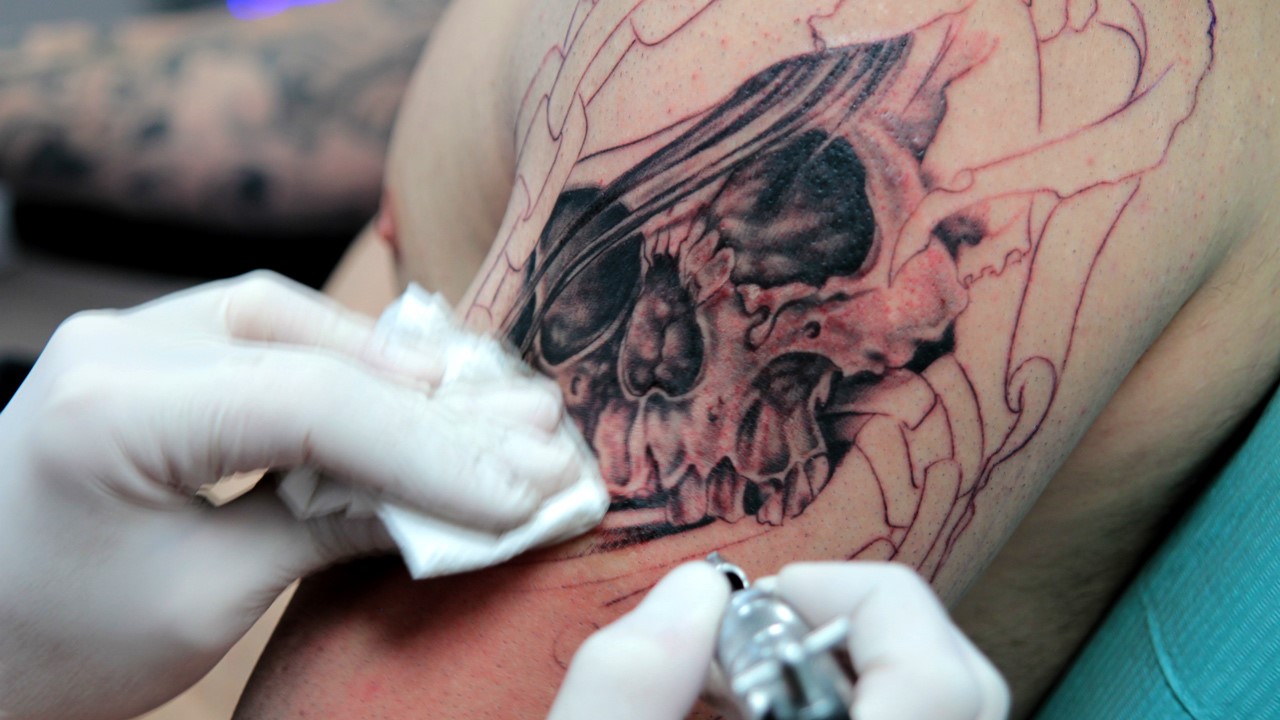 Selon toute vraisemblance, les tatoueurs de la région font des affaires d'or.