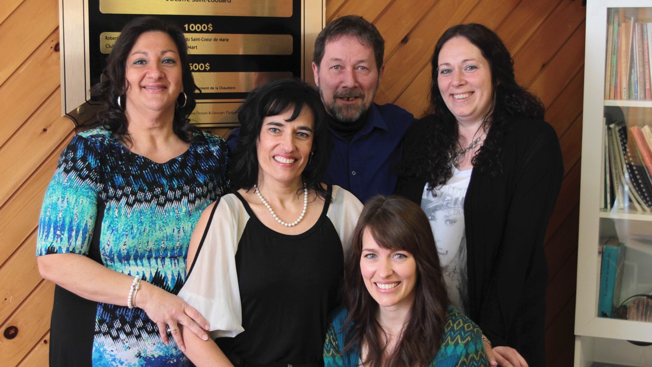À l'avant: Marie-Claude Bolduc en compagnie de Sylvie Loignon. À l'arrière, de gauche à droite: Hélène Ouellet, Michel Roy, ainsi que Sandra Fournier, directrice-générale de la Maison de la Famille Beauce-Etchemins. 