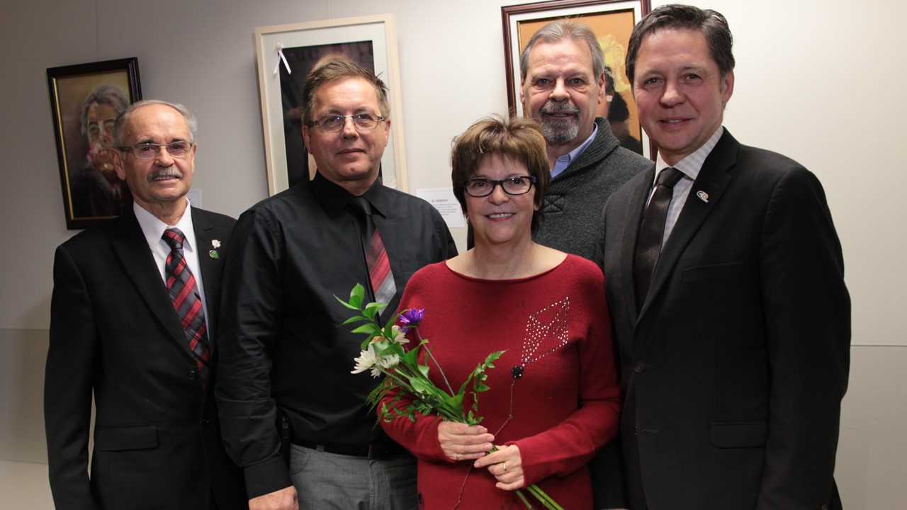 De gauche à droite: Jean-Roch Veilleux, préfet de la MRC Robert-Cliche, Mario Groleau, maire de Tring-Jonction, Louise Fortier, portraitiste, André Spénard, député provincial Beauce-Nord, ainsi que Daniel Chaîné, directeur général du CLD Robert-Cliche.