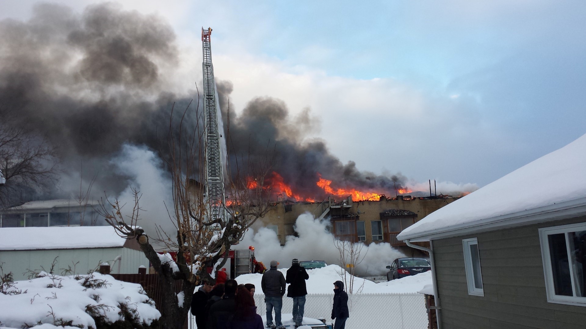 Un feu ravage un immeuble à logements dans la 135e Rue à Saint-Georges
