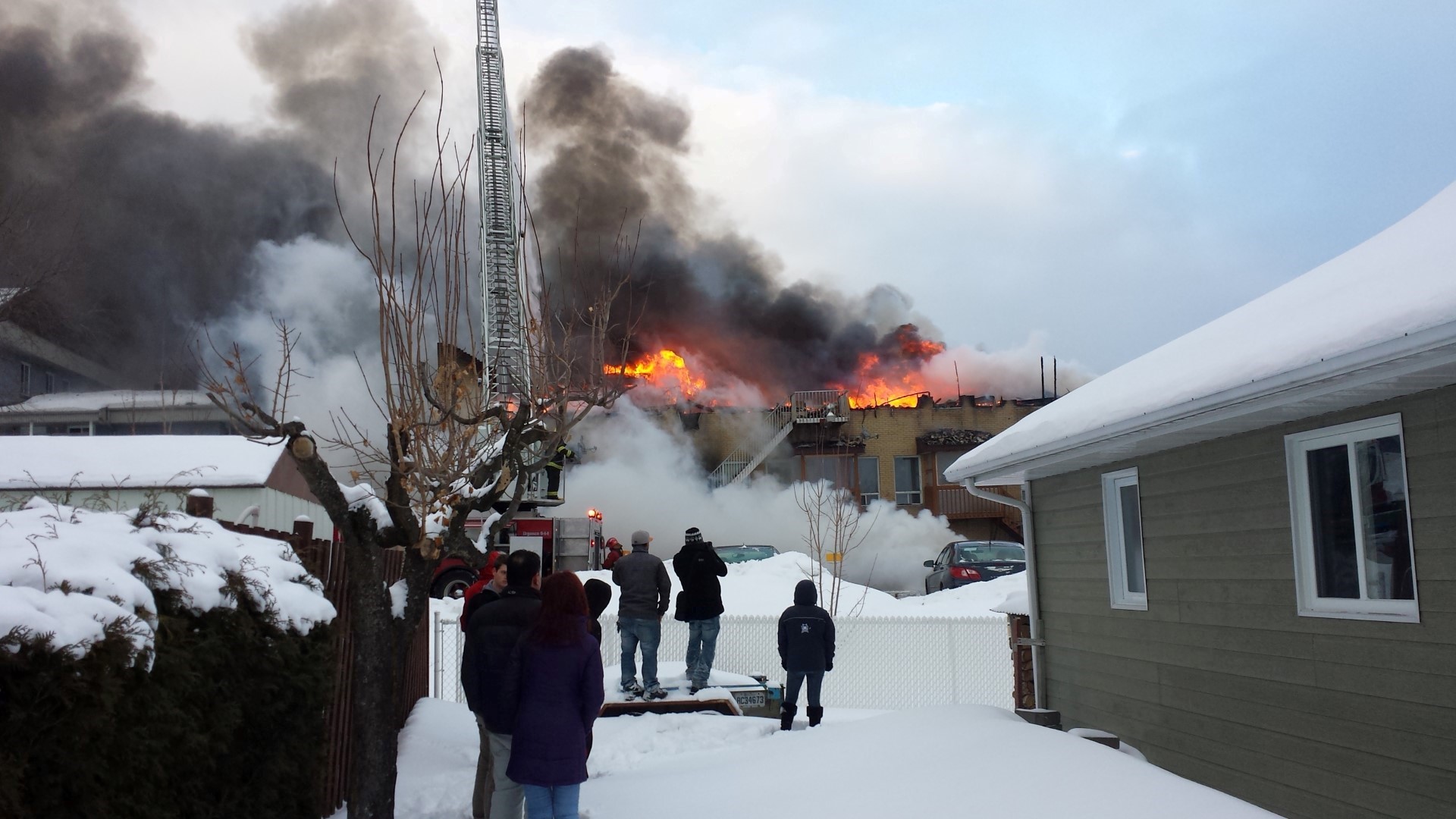 Un feu ravage un immeuble à logements dans la 135e Rue à Saint-Georges