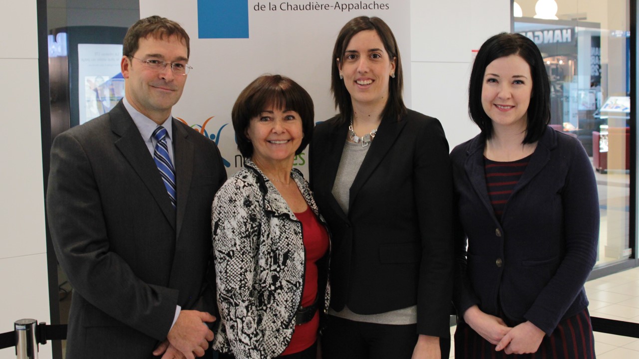 De gauche à droite: Robert Bouchard, président d'honneur de la Foire 2014 et DG de Rotobec, Jacynthe Veilleux, directrice des CLE de la Beauce et de lac-Etchemin, Catherine Leblanc, présidente de la Chambre de commerce de Saint-Georges, ainsi que Cassiopée Dubois, coordonnatrice communications et événement à la Chambre de commerce de Saint-Georges.