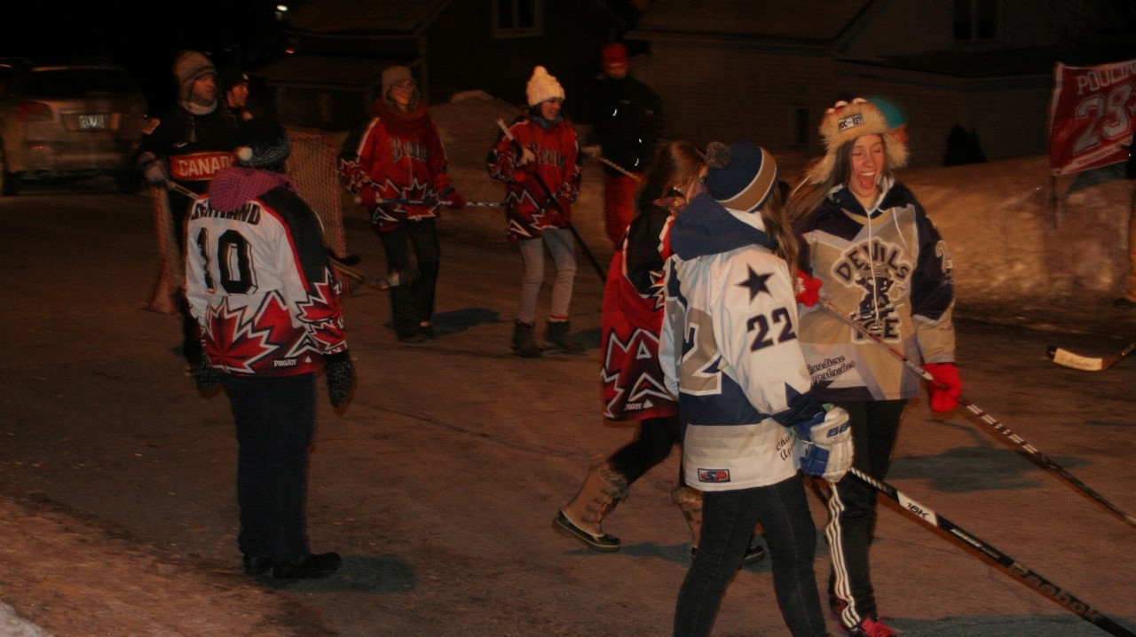 Des admirateurs ont même joué au hockey dans la rue en attendant la venue de Marie-Philip Poulin