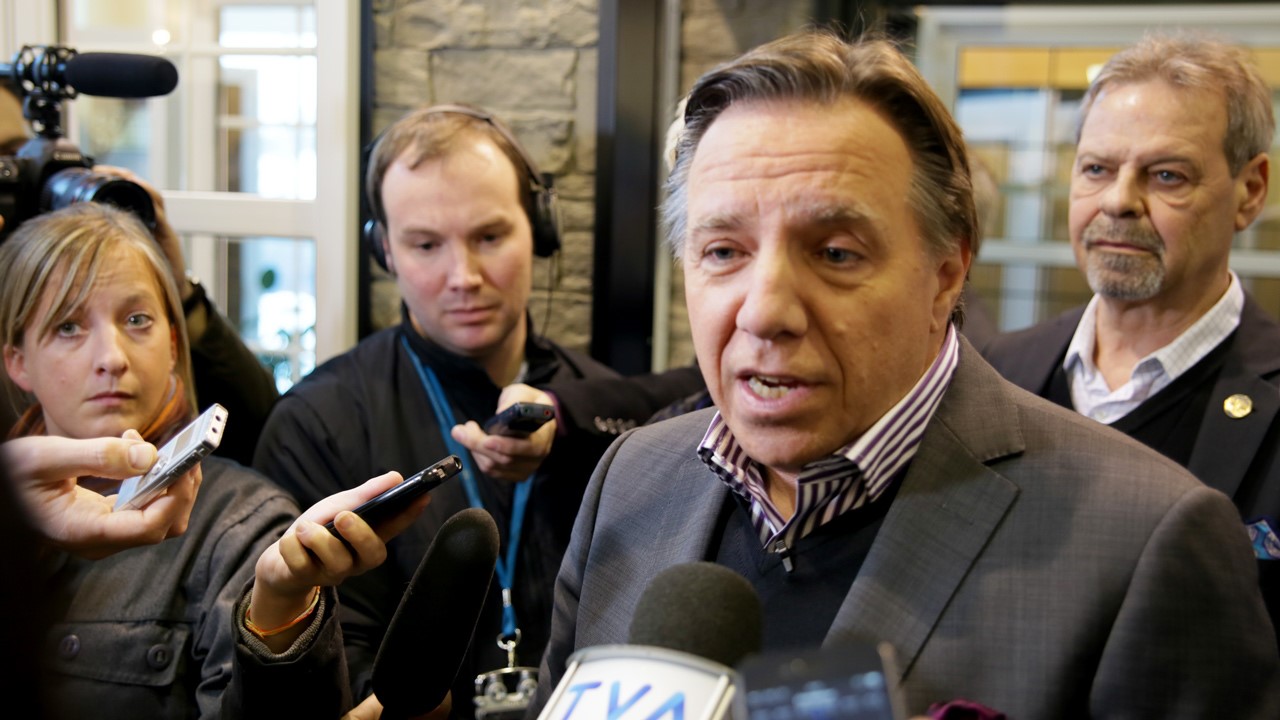 François Legault lors de son passage chez Ultima Fenestration.