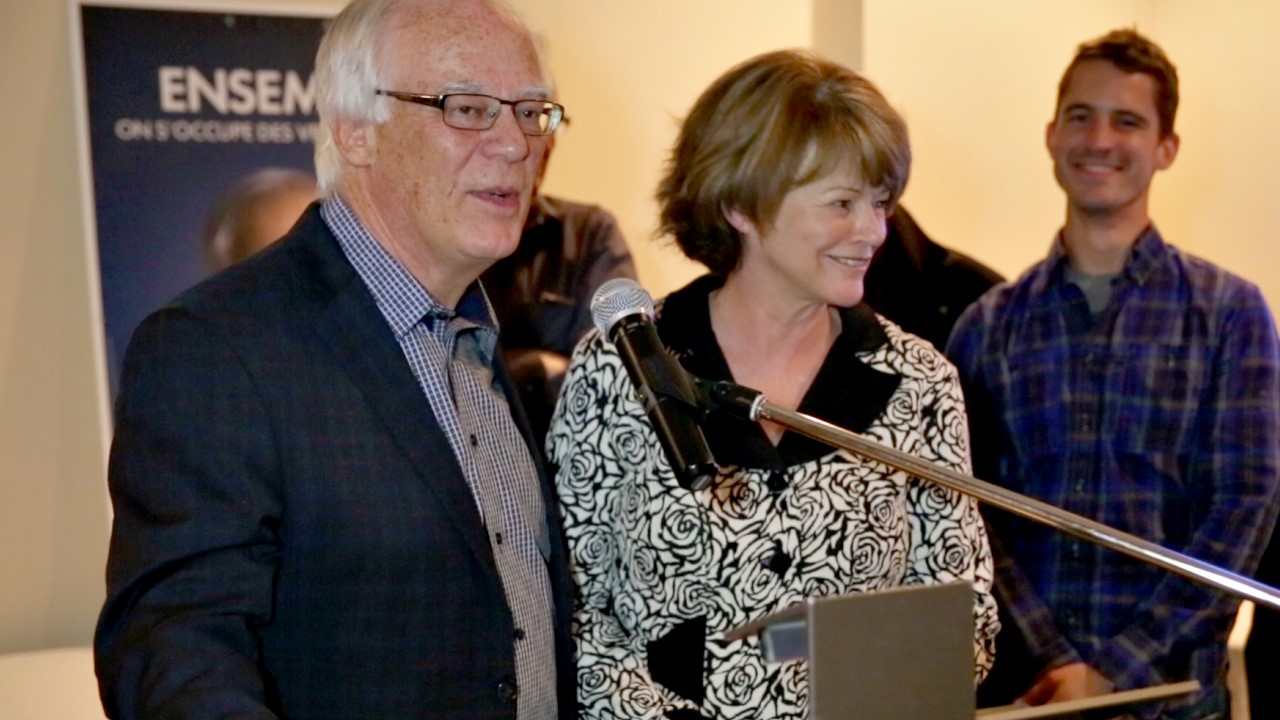 Robert Dutil célébrant sa victoire en compagnie de sa femme.
