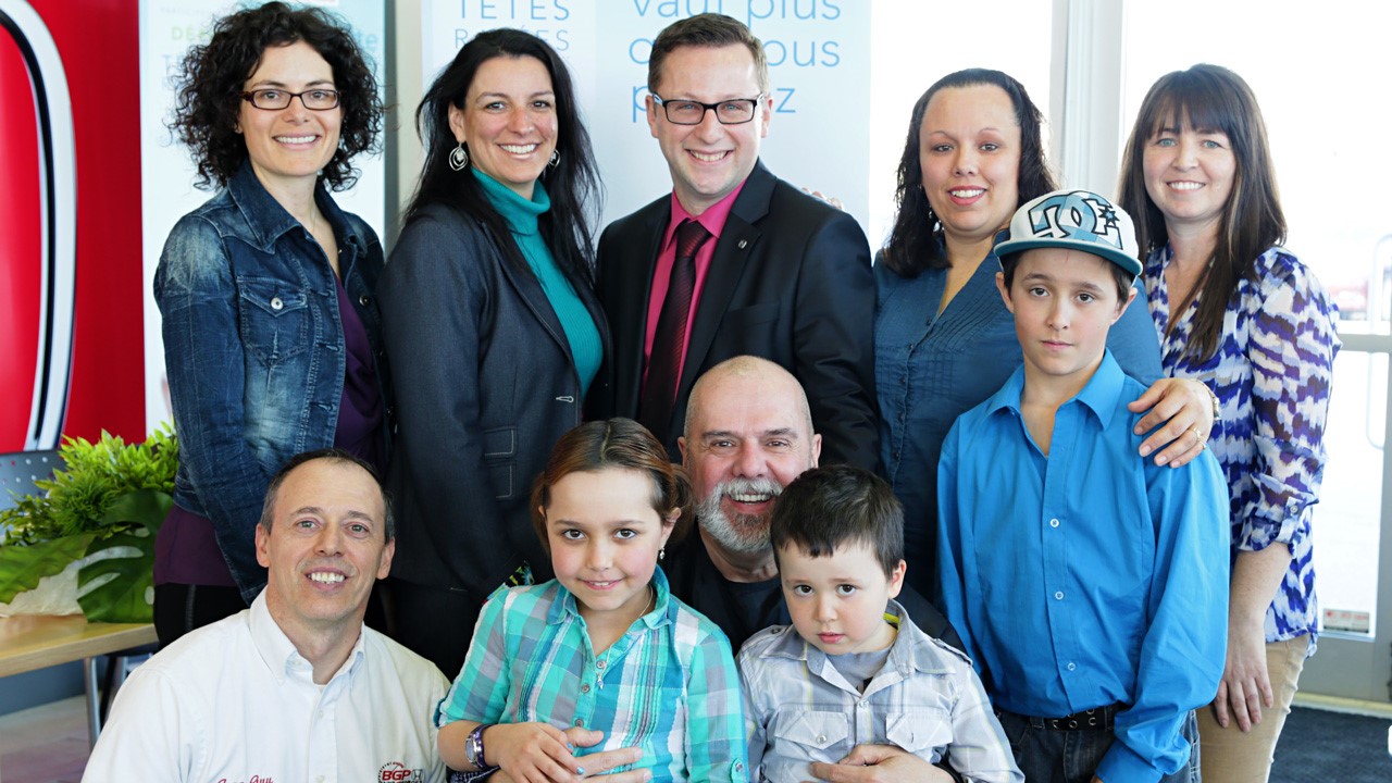 À l'avant, Emmy Quinn 9 ans et Colin Benoît 5 ans, tous deux en rémission du cancer en compagnie du maire de Saint-Georges, Claude Morin.