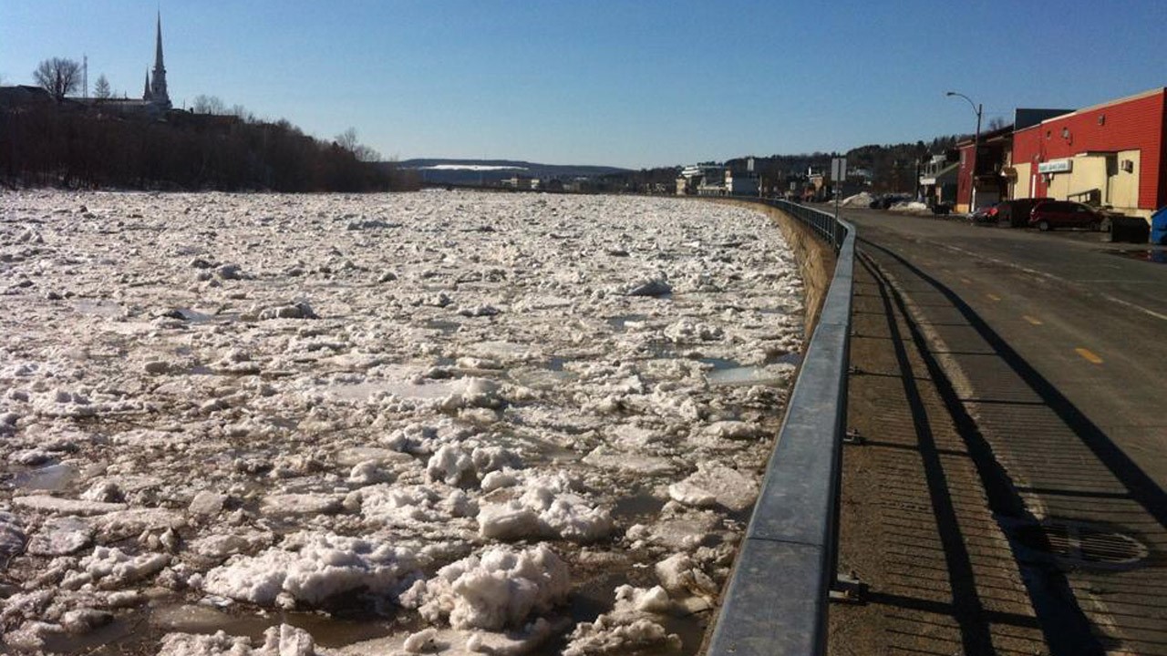 Les glaces qui se sont détachées sur la rivière Chaudière ont vite fait d’augmenter le niveau de l’eau, à Saint-Georges. Mais selon le directeur du service incendie Sylvain Veilleux, la situation se stabilise.
