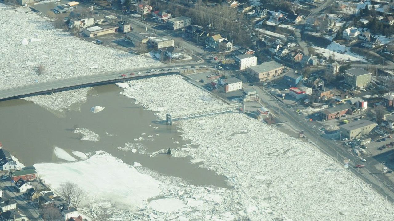 PHOTOS AÉRIENNES | Beauceville sous l'emprise des crues de la rivière Chaudière