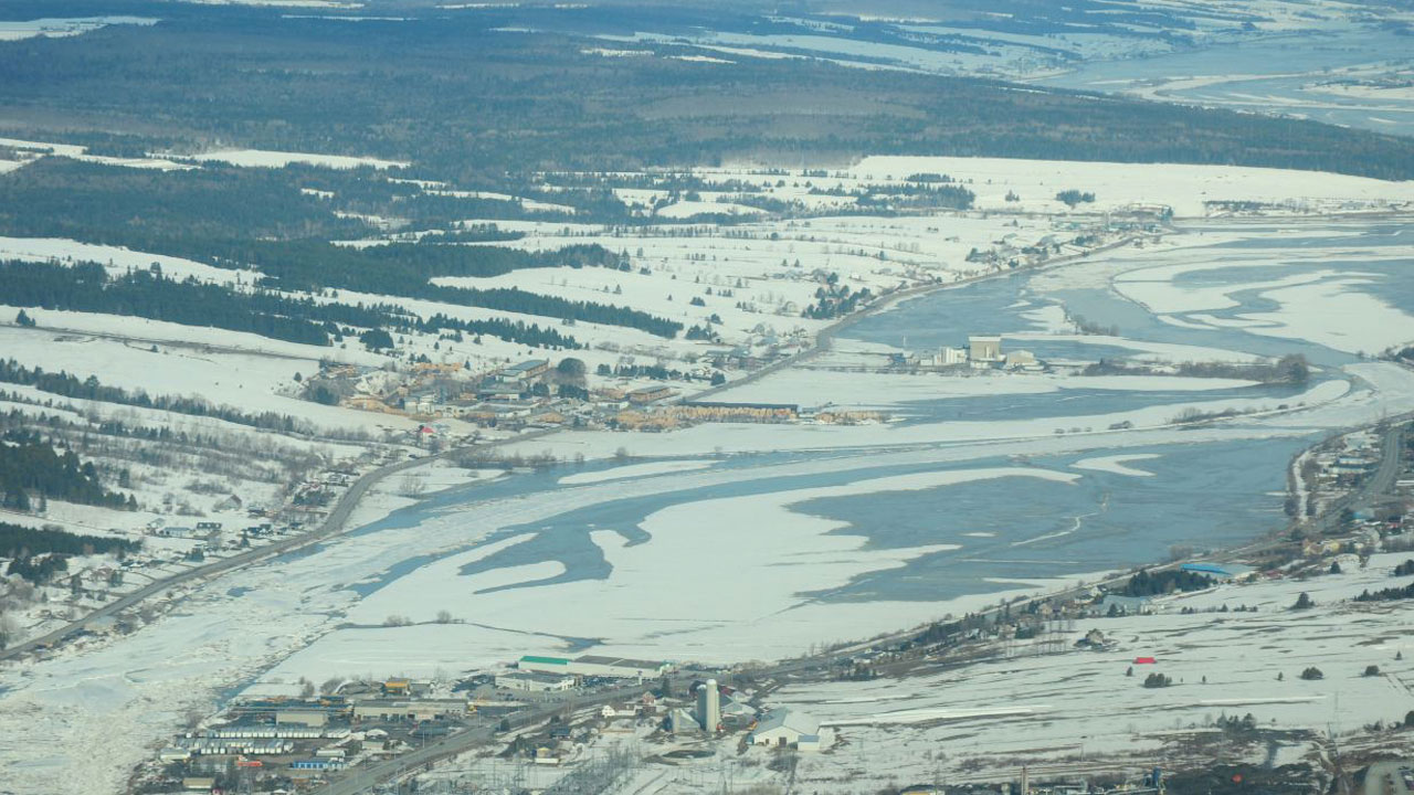 PHOTOS AÉRIENNES | Beauceville sous l'emprise des crues de la rivière Chaudière