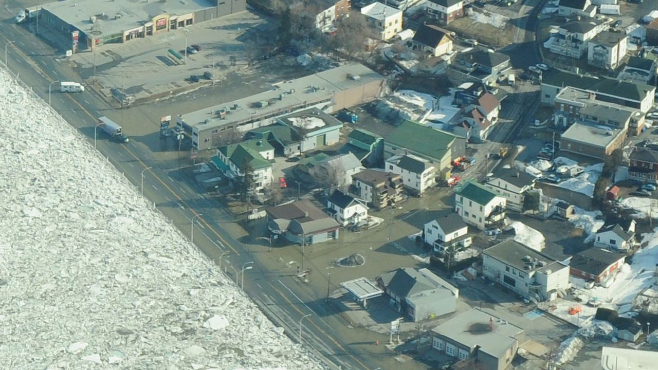 PHOTOS AÉRIENNES | Beauceville sous l'emprise des crues de la rivière Chaudière