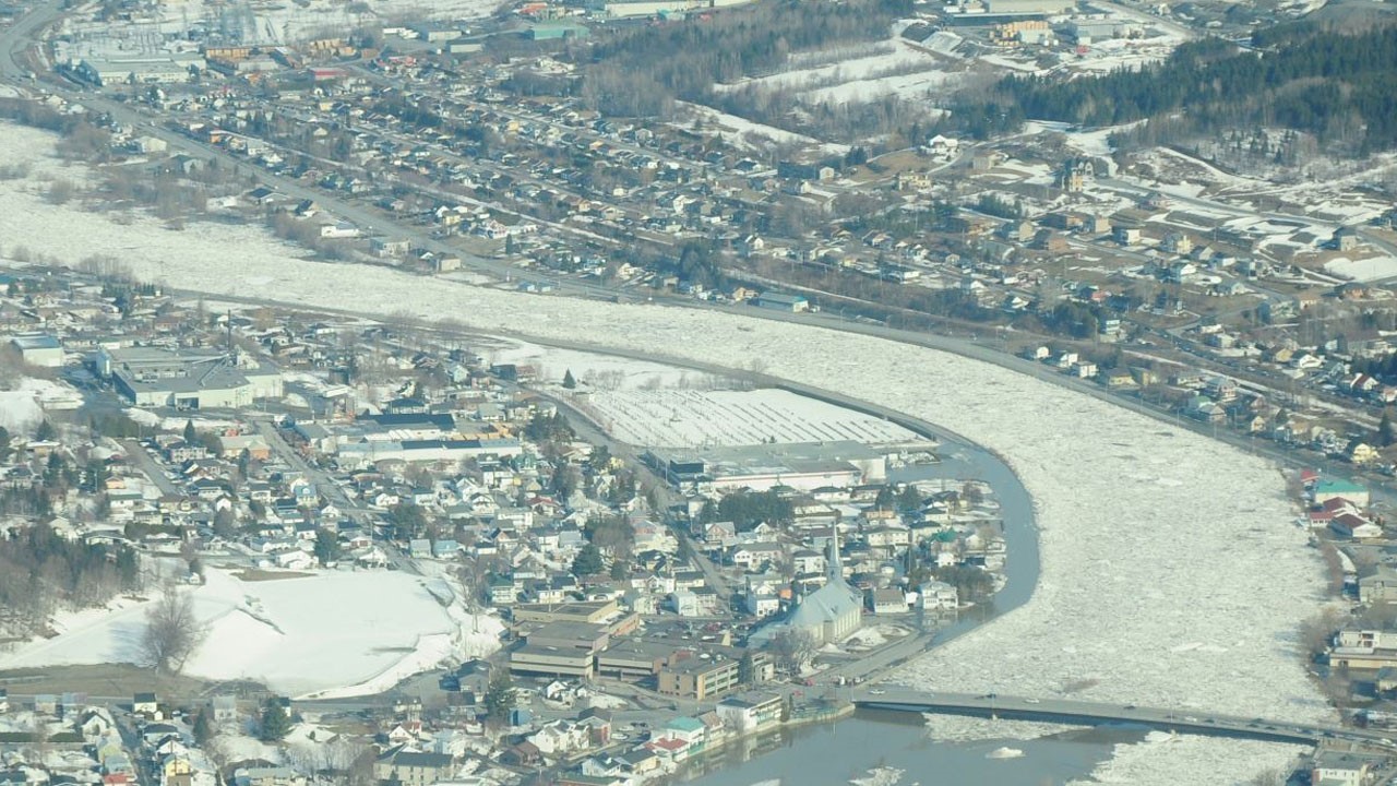 PHOTOS AÉRIENNES | Beauceville sous l'emprise des crues de la rivière Chaudière
