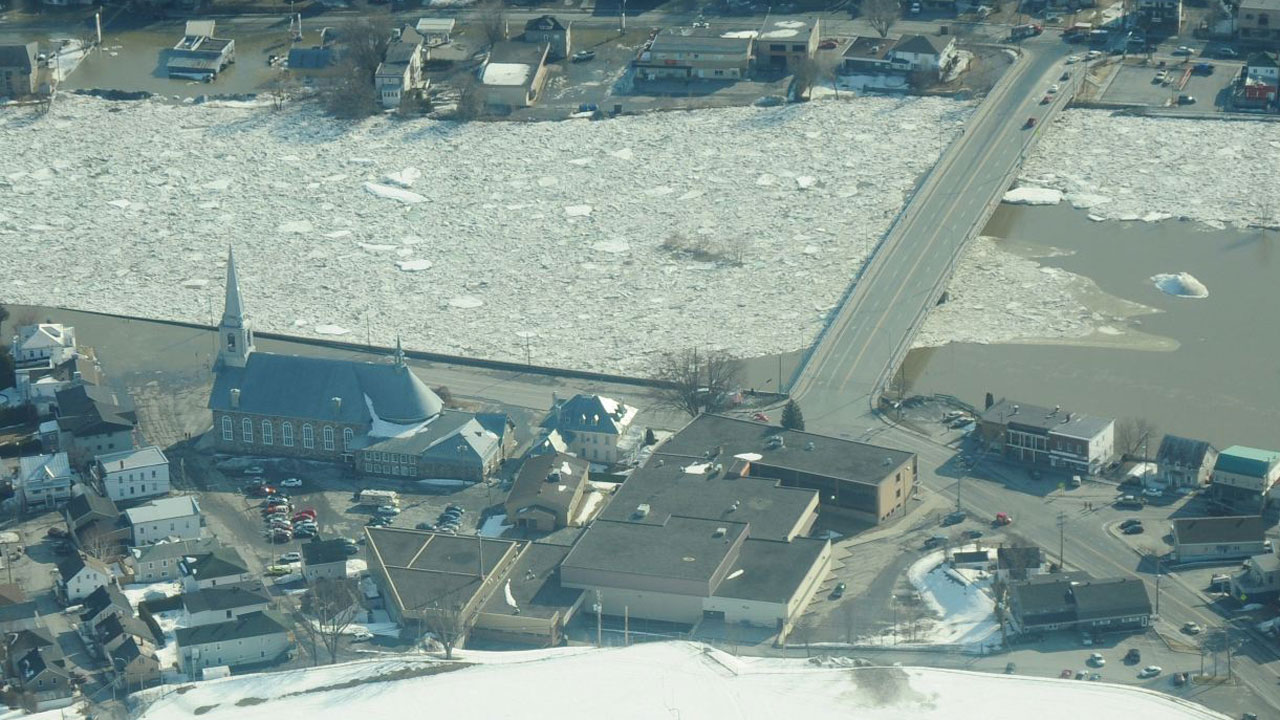 PHOTOS AÉRIENNES | Beauceville sous l'emprise des crues de la rivière Chaudière