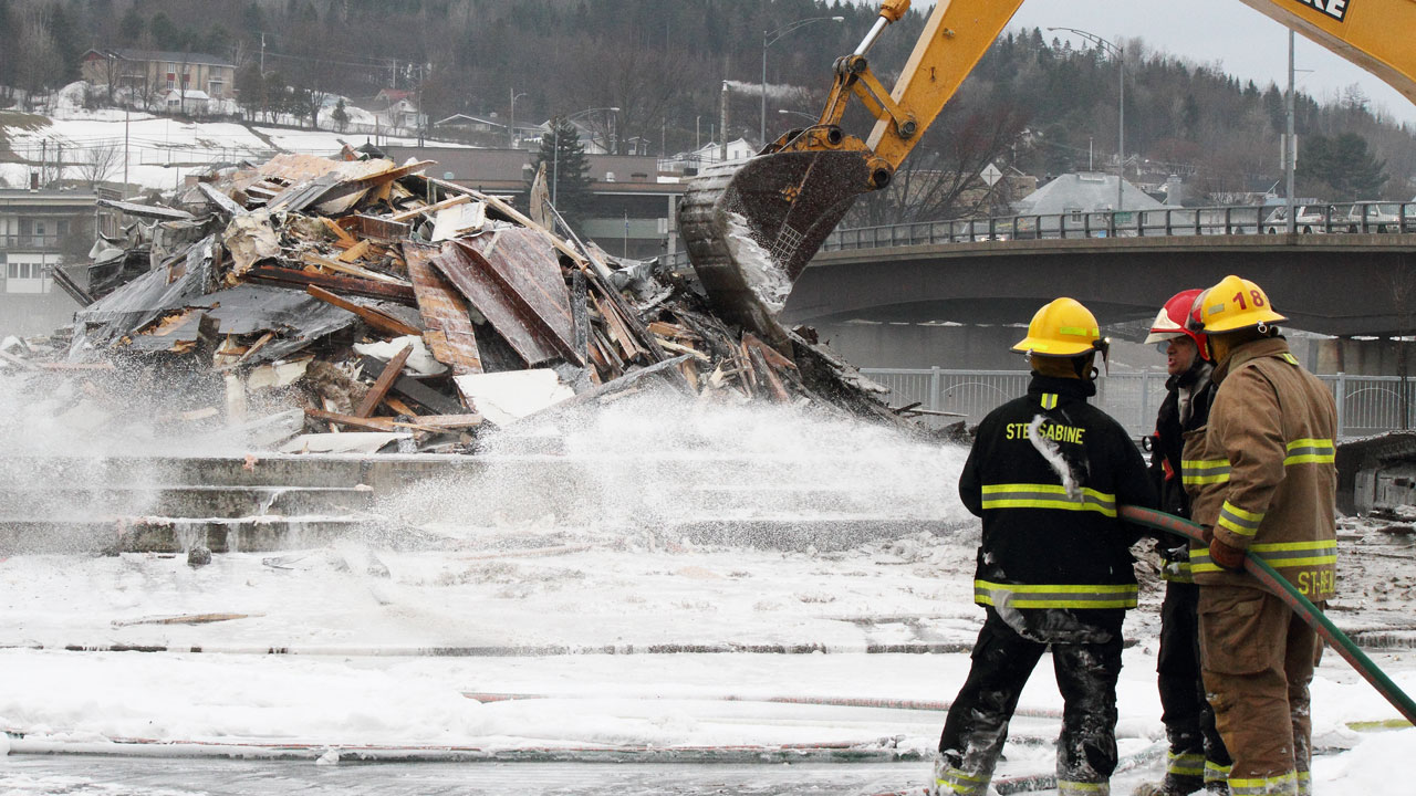 Durant la nuit de lundi à aujourd’hui, le restaurant Joannina de Beauceville, situé au 575, boulevard Renault, a été complètement détruit par les flammes. Bien que la cause ne soit pas encore déterminée, il s’agirait possiblement d’un court circuit électrique dû à l’inondation soudaine.