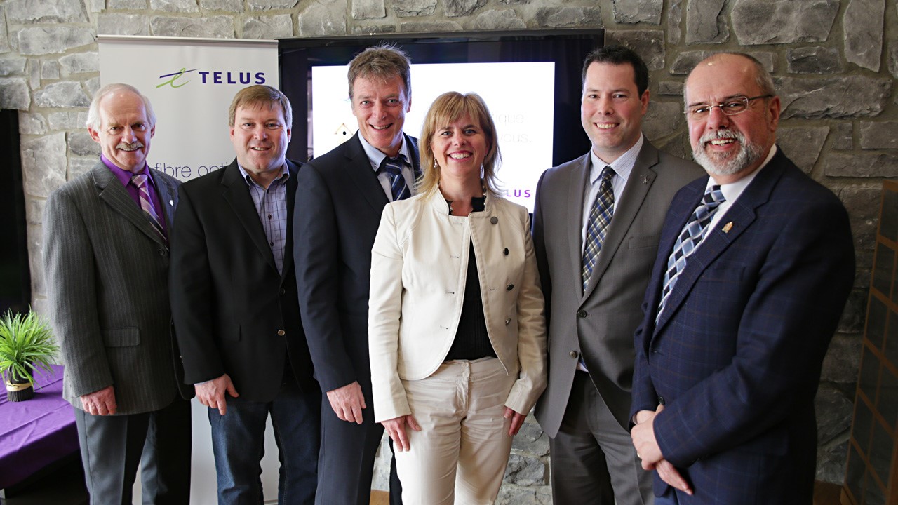 De gauche à droite: Marcel Grondin, directeur général de Ville de Saint-Georges; François Faucher, propriétaire de Normand Nadeau Communications; Clément Audet, vice-président, Marché consommateurs de TELUS; Marie-Christine D’Amours, directrice générale, Marketing et projets spéciaux, Marché consommateurs de TELUS; Pierre Rodrigue, directeur de comptes de TELUS et représentant régional à Saint-Georges; ainsi que Claude Morin, maire de Saint-Georges.