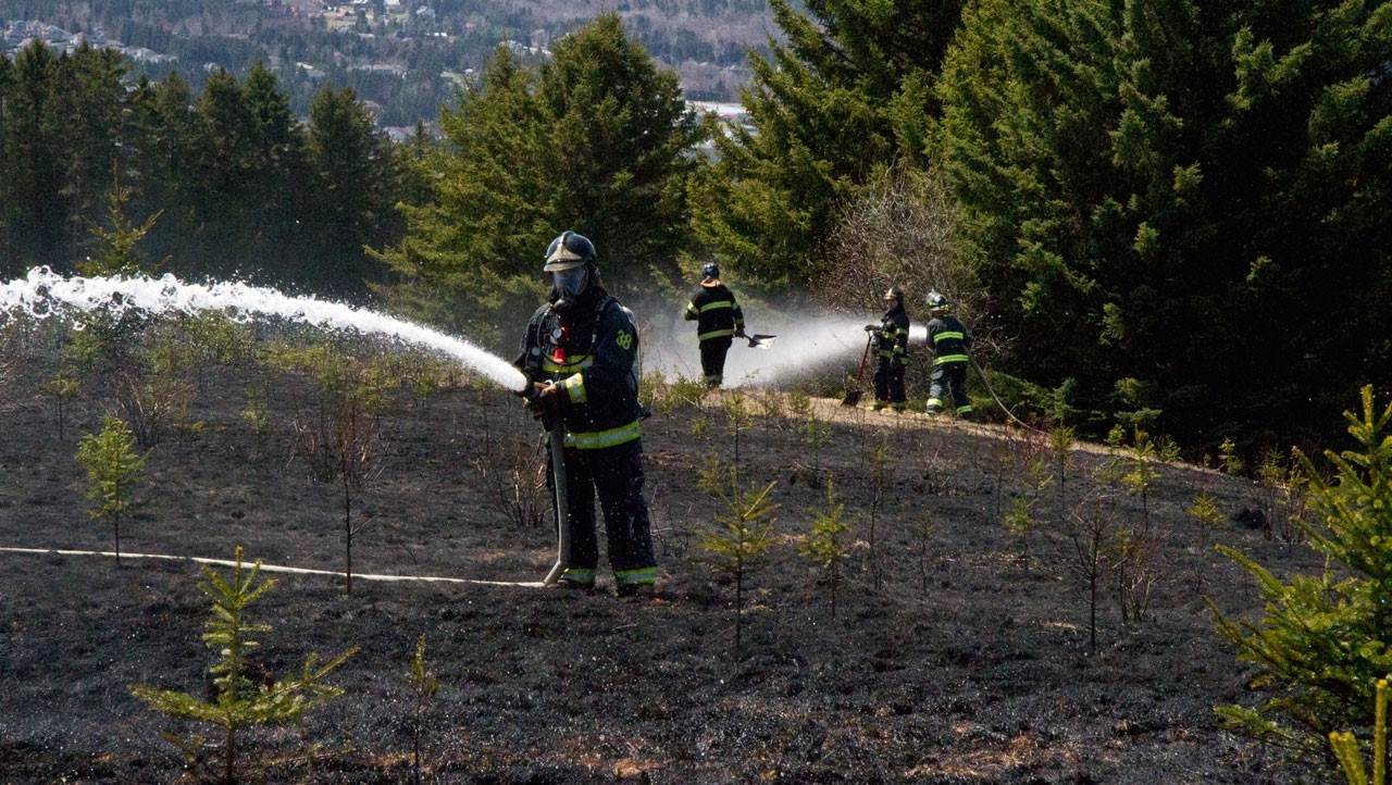 Aujourd’hui, en début d’après-midi, un incendie s’est déclaré dans un champ situé près du terrain synthétique, à Saint-Georges.