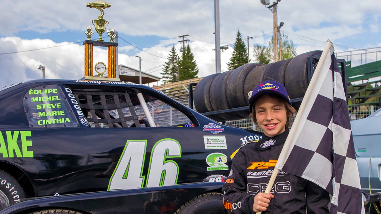 Le #46, Tommy Simoneau de Québec (Automobile Wendake), est monté sur la première marche du podium en Mini Sportsman.