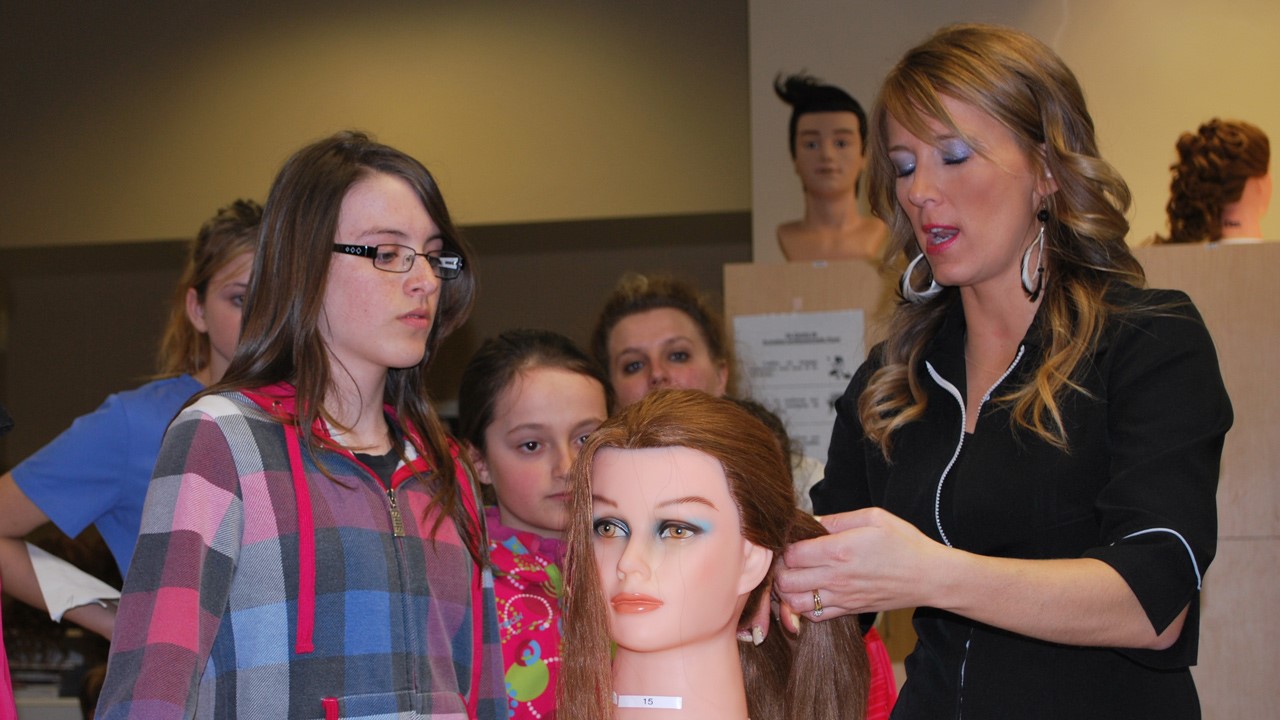 Les jeunes du primaire ont pu s'initier à des métiers de la formation professionnelle, comme le métier de coiffeuse