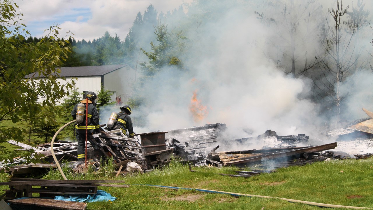 Plusieurs vieilles planches de bois et d'autres vieux débris ont brulé