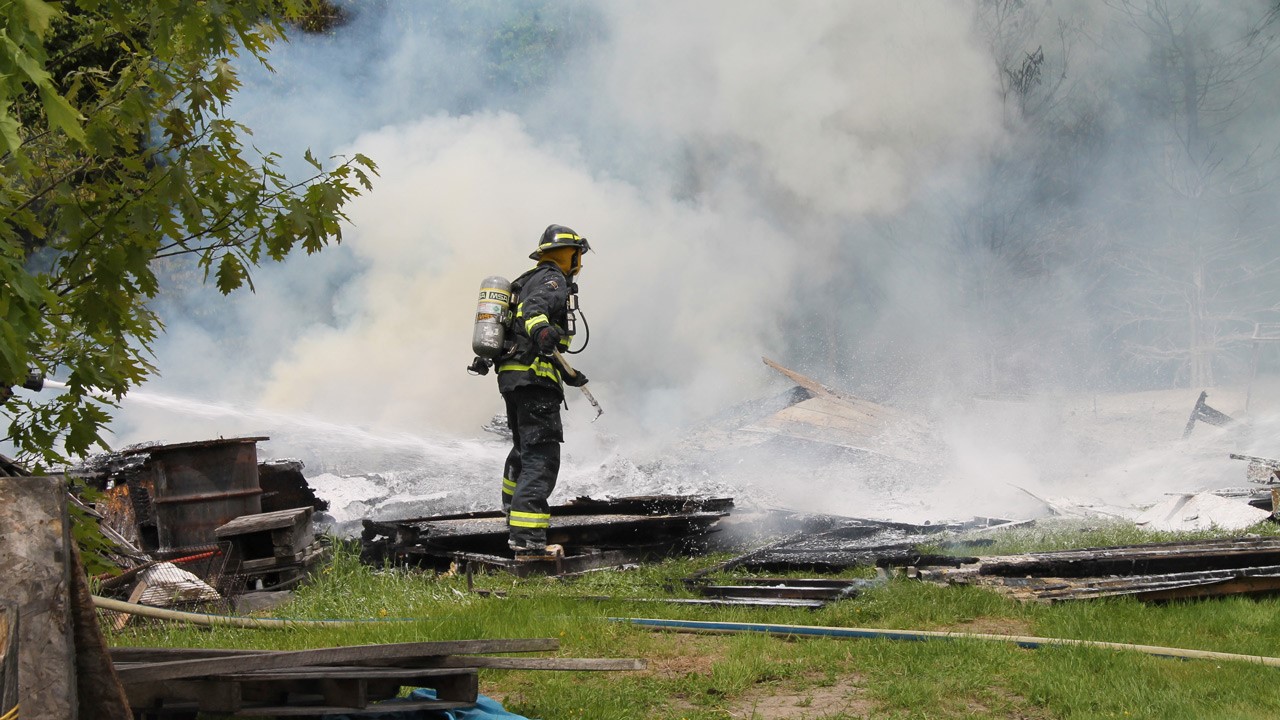 Les pompiers ont rapidement maîtrisé le feu de débris